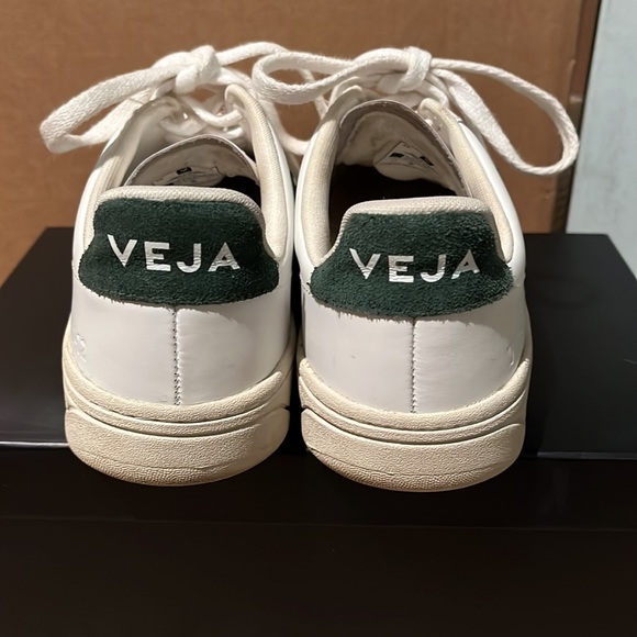 Veja white with green shoes - Picture 4 of 6